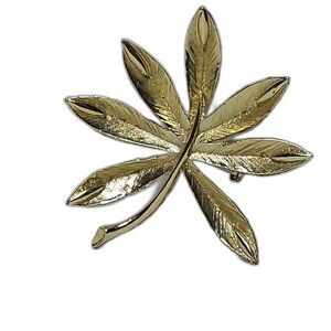 Vintage Goldtone metal Floral Brooch Pin 2.25 x 2.25"